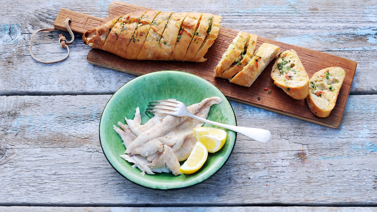 Forel in krant met barbecuestokbrood - Allerhande