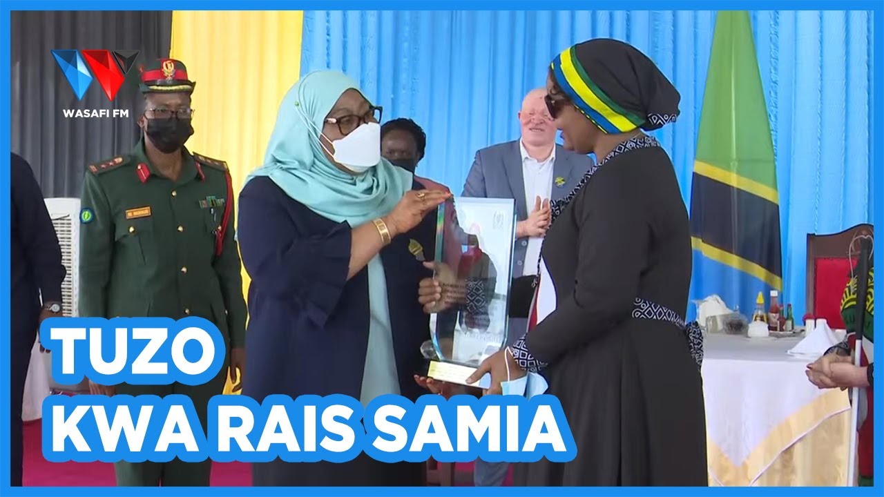 RAIS SAMIA APEWA ZAWADI NA TUZO MAALUMU LEO IKULU CHAMWINO DODOMA...