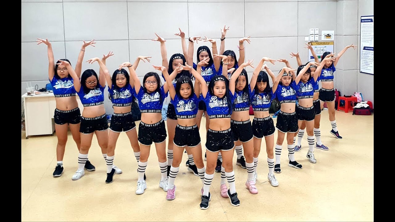 Dance kids Hot hot hot - Samba Do Brasil - This is what you Came For Khai mạc giải bóng đá Vinschool