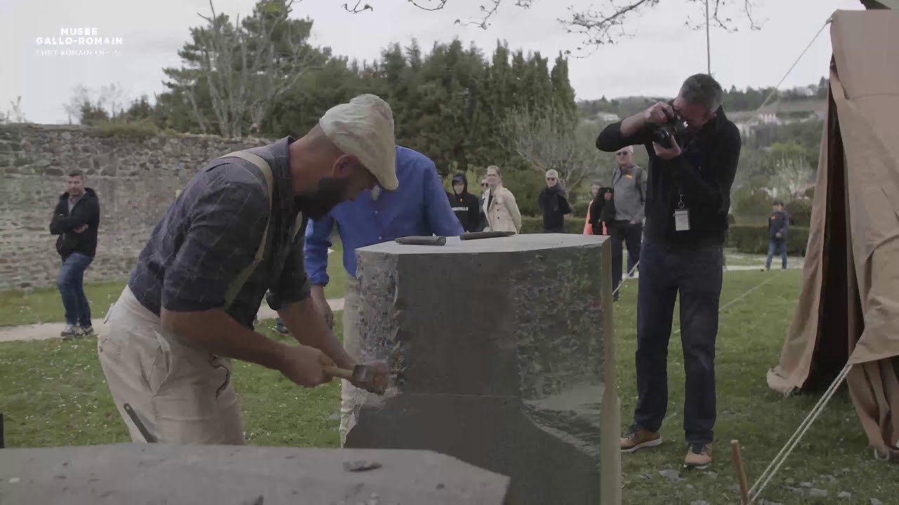 Fabrication d'une meule en pierre volcanique