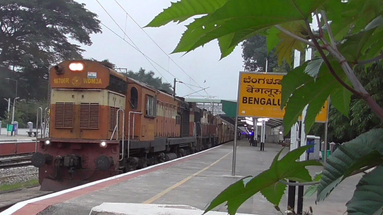 Perfect crossing DIESEL & ELECTRIC Trains at Benguluru Cantt | Lalbagh Express | 12785 Mysuru SF Exp