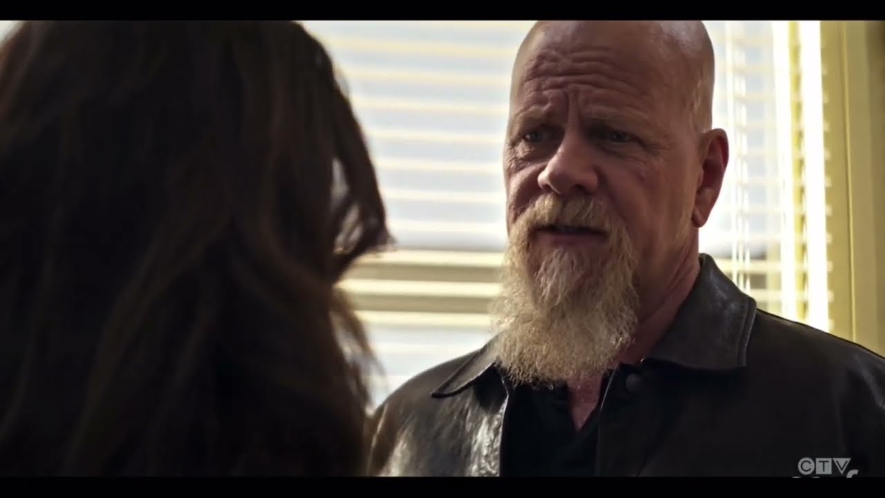 After the disaster with his daughter Luthor tries to come up with other steps to take