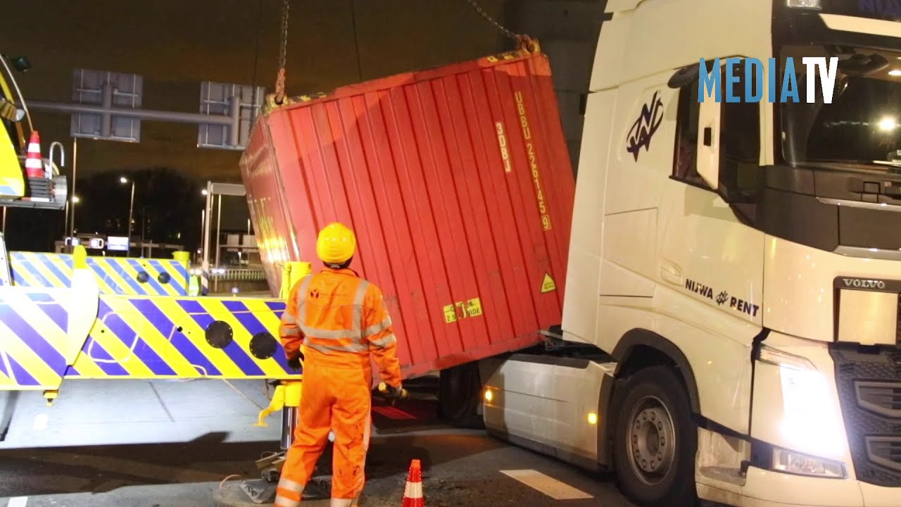 Vrachtwagen verliest container met 28 ton plastic Doklaan Rotterdam