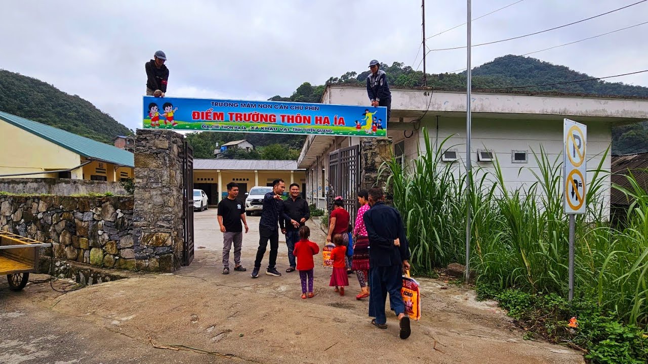 Trao chăn anh Việt và biển cổng cho 100 cháu H.mong tại điểm trường Ha Ía. Nguyễn Tất Thắng