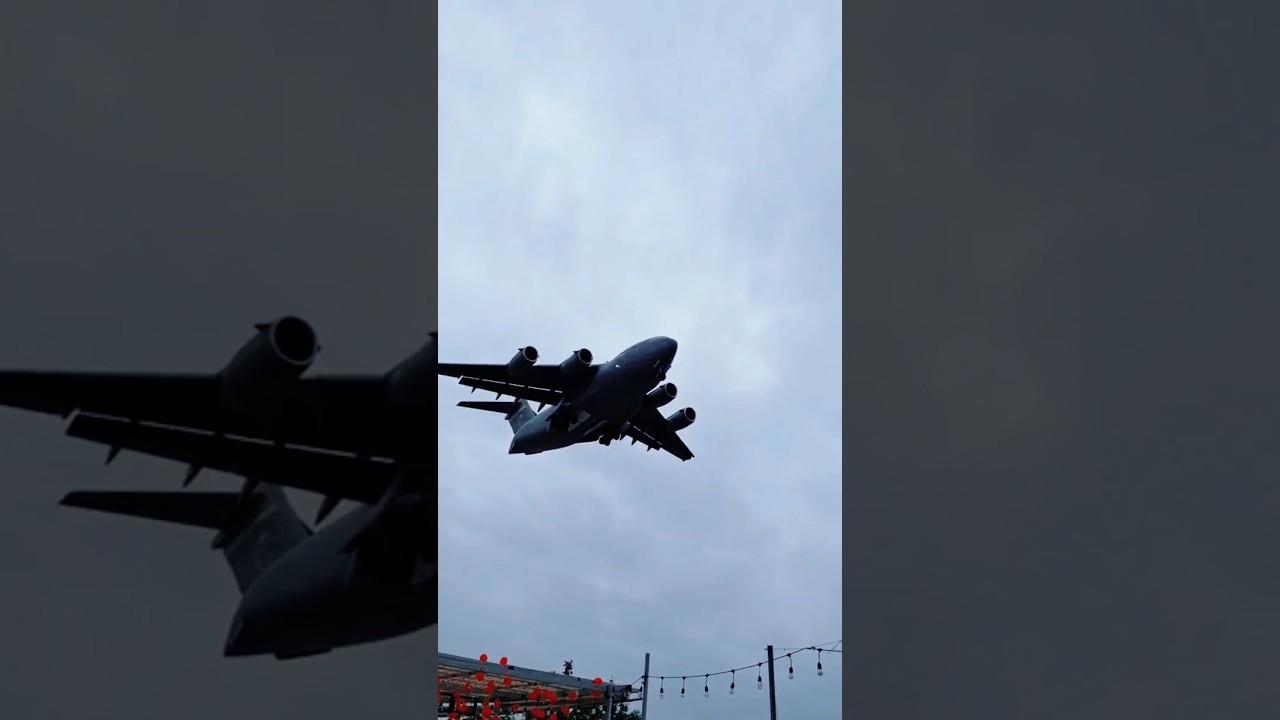 Ten ważący 265 ton potw&oacute;r właśnie wylądował, jakby był zabawką 😳🔥 #C17#Globemaster#LotnictwoWojskowe#Shorts