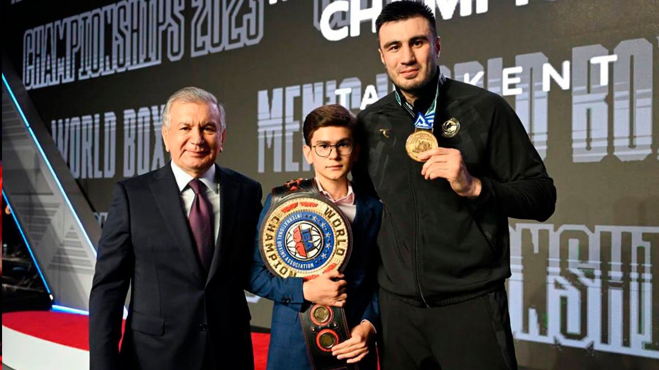 Шавкат Мирзиёев “Humo Arena”га ташриф буюриб, бокс бўйича жаҳон чемпионатини томоша қилди