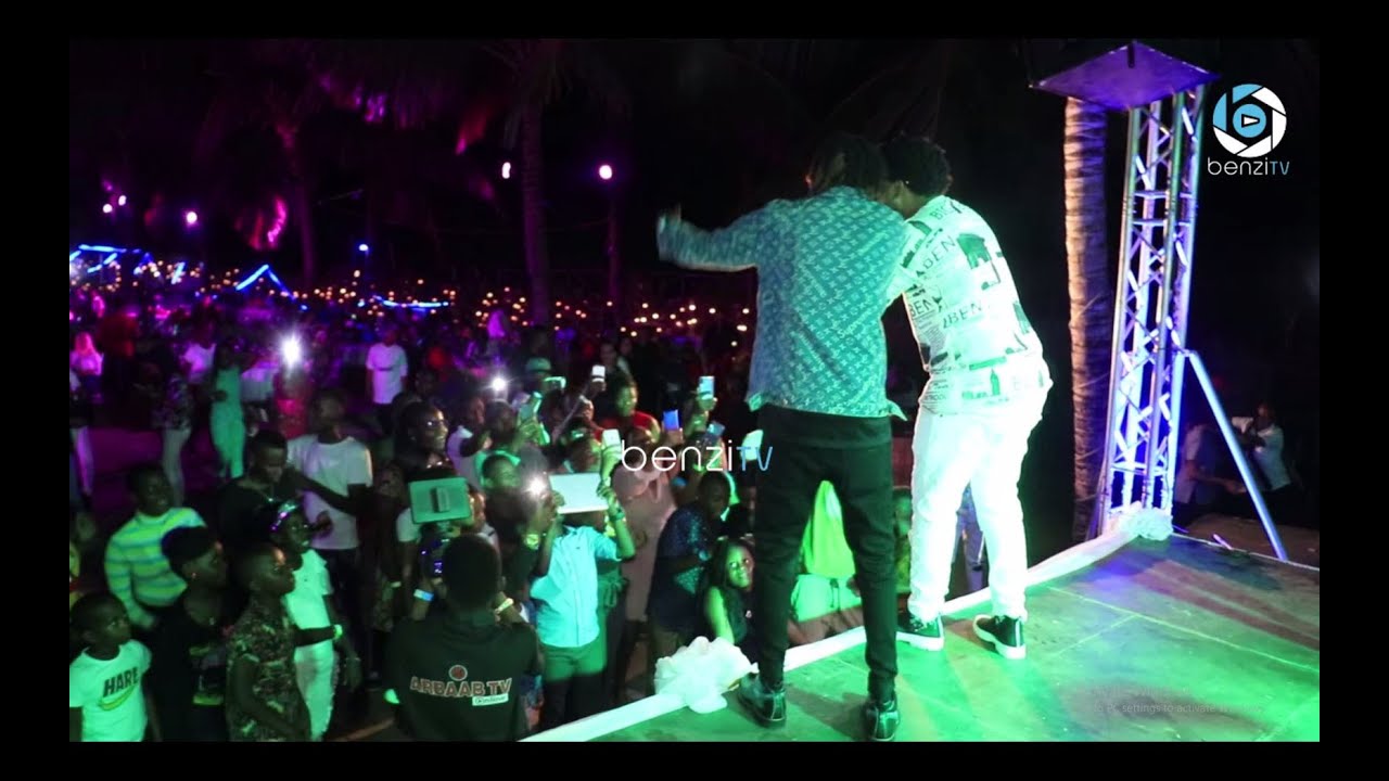 DOGO JANJA AMUITA BABA YAKE KWENYE STAGE