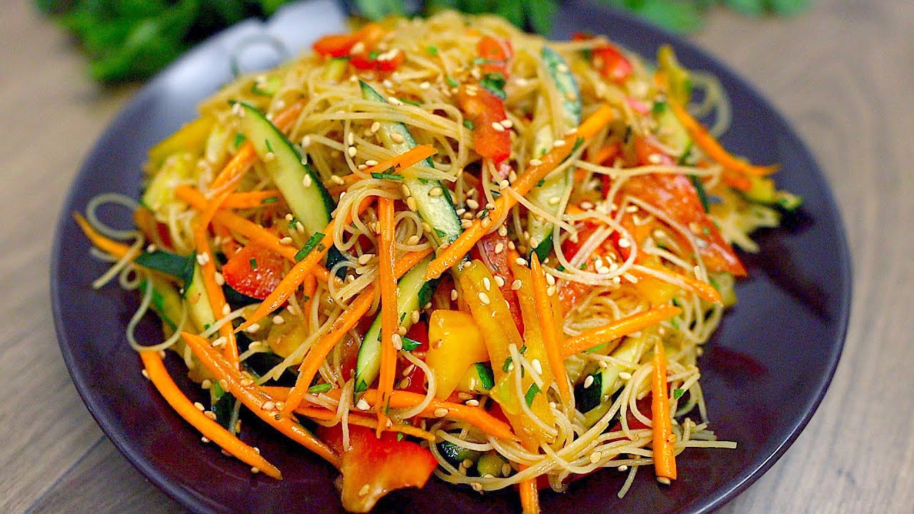 Gemüsesalat mit Reisnudeln in 5 Minuten. Schnelles Abendessen.