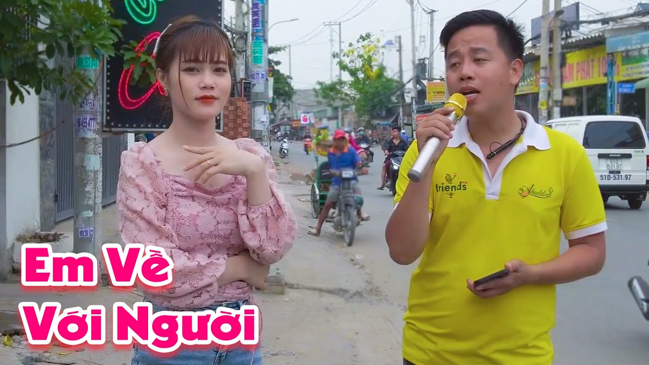 Giọng ca hát rong đường phố khiến em gái xinh đẹp phát mê│Em Về Với Người - Trường Lê