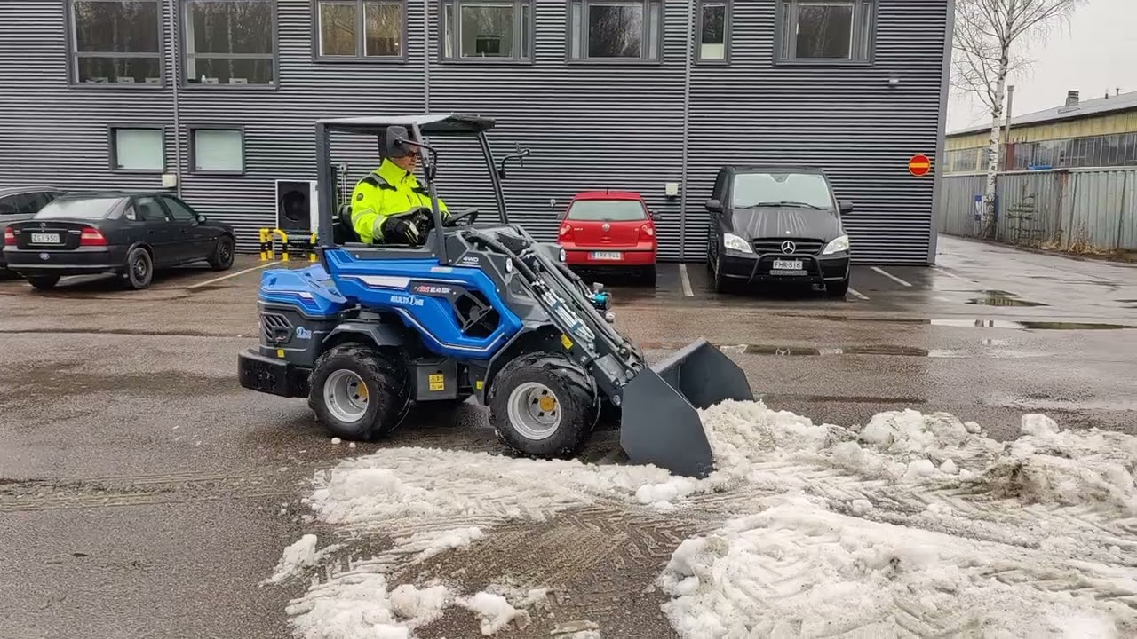 Pienkuormaaja MultiOne 8.4S K esittelykone koekäytössä.