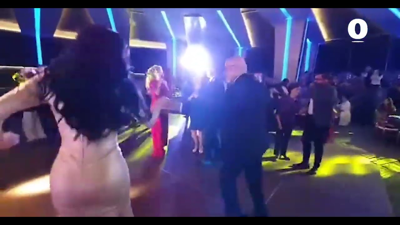 Maribel Guardia bailó con el sacerdote José Aguilar en el cumpleaños del actor Eric del Castillo