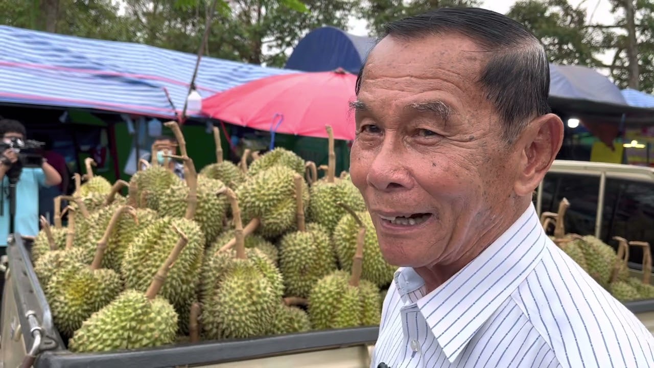 เกษตรจังหวัดจันทบุรี พร้อม นอ.ท่าใหม่ ลงพื้นที่ตลาดเนินสูง ตรวจสอบทุเรียนโดนพายุ