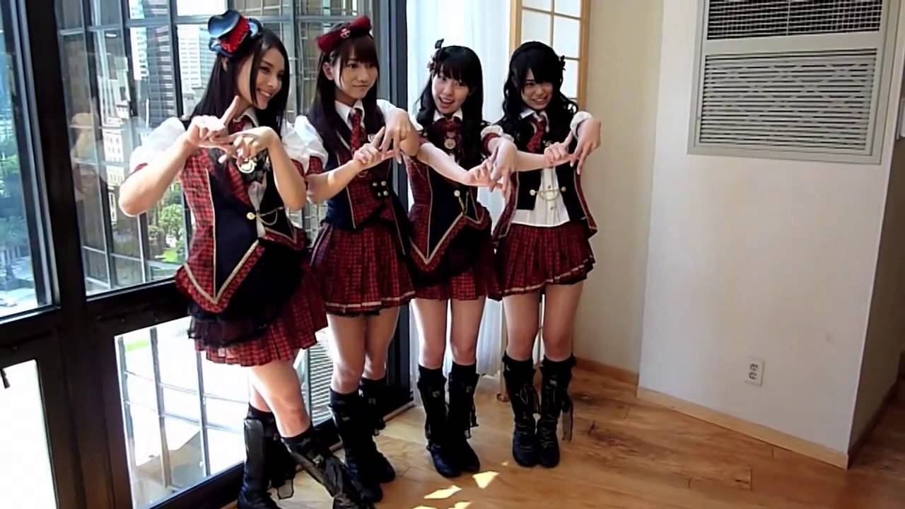 AKB48 Weekly Playboy PhotoShoot Behind the Scenes