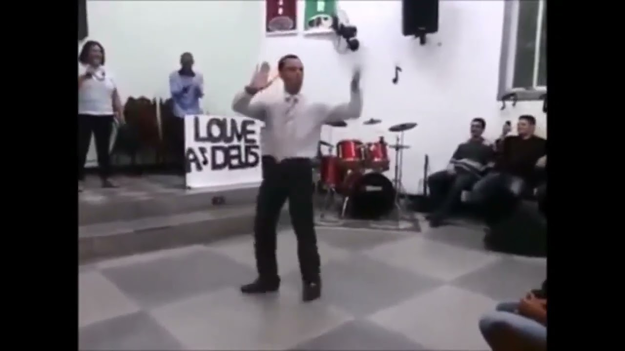 Pastor dan&ccedil;ando ao som de SNES STATION