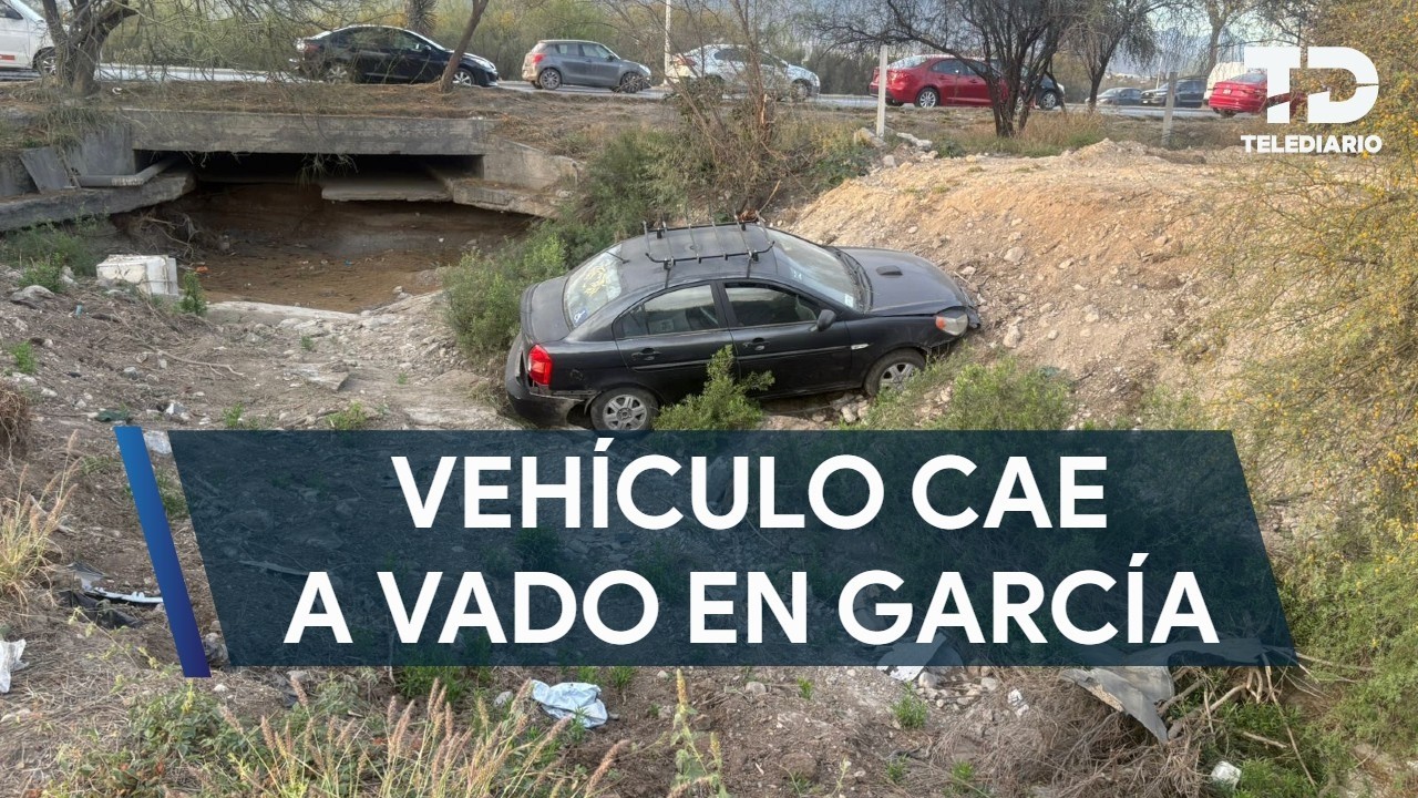 Vehículo cae a vado en Mitras Poniente, García
