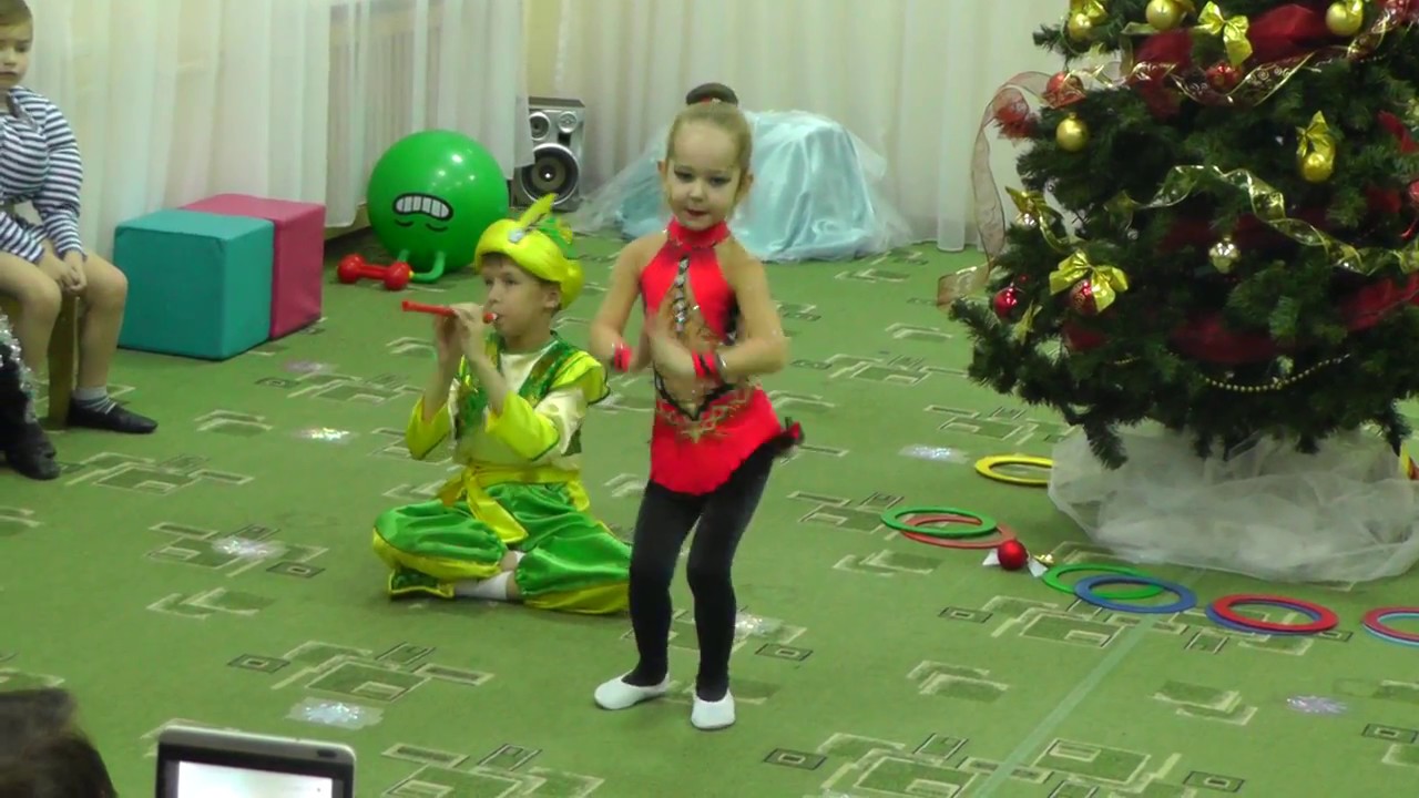 Утренник в детском саду. Новогодняя елка на тему 