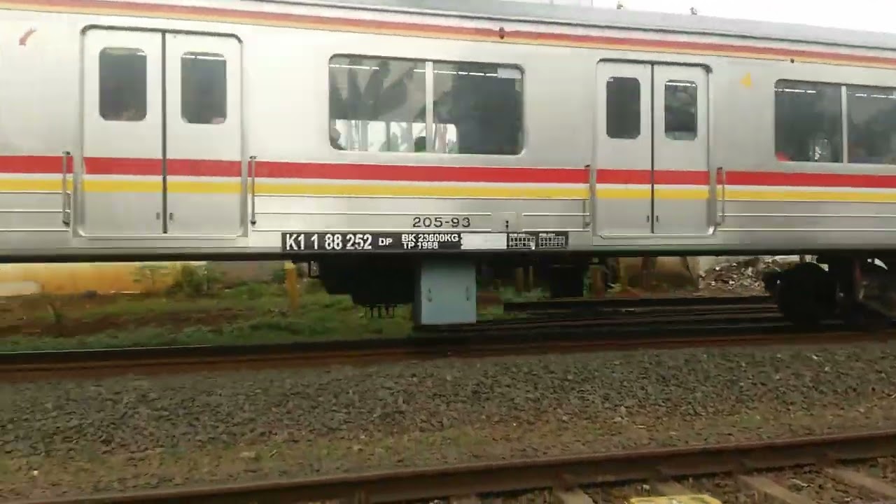 KRL JR 205 - 47 Belang Melintasi JPL 26n Cilebut (Arsip 2023)