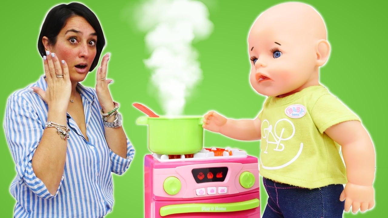 Giochi in cucina giocattolo con la bambola Rachele. Come una mamma.