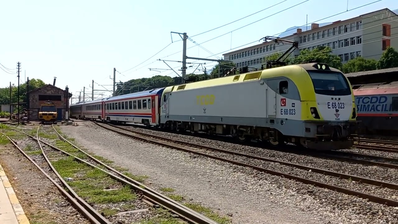 TCDD E68023 İzmir Mavi Treni Manisa Gara Giriyor