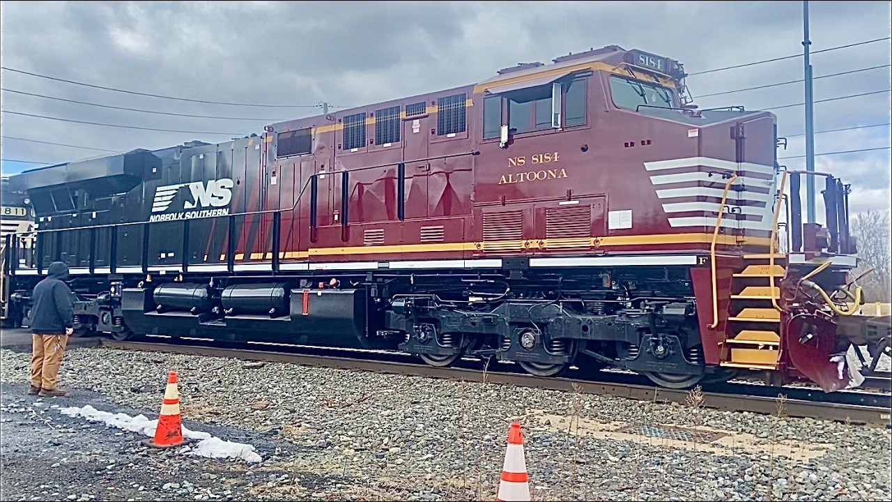 LOOKING BEAUTIFUL!!... NS 8184 (Altoona Unit) Trails on NS 260
