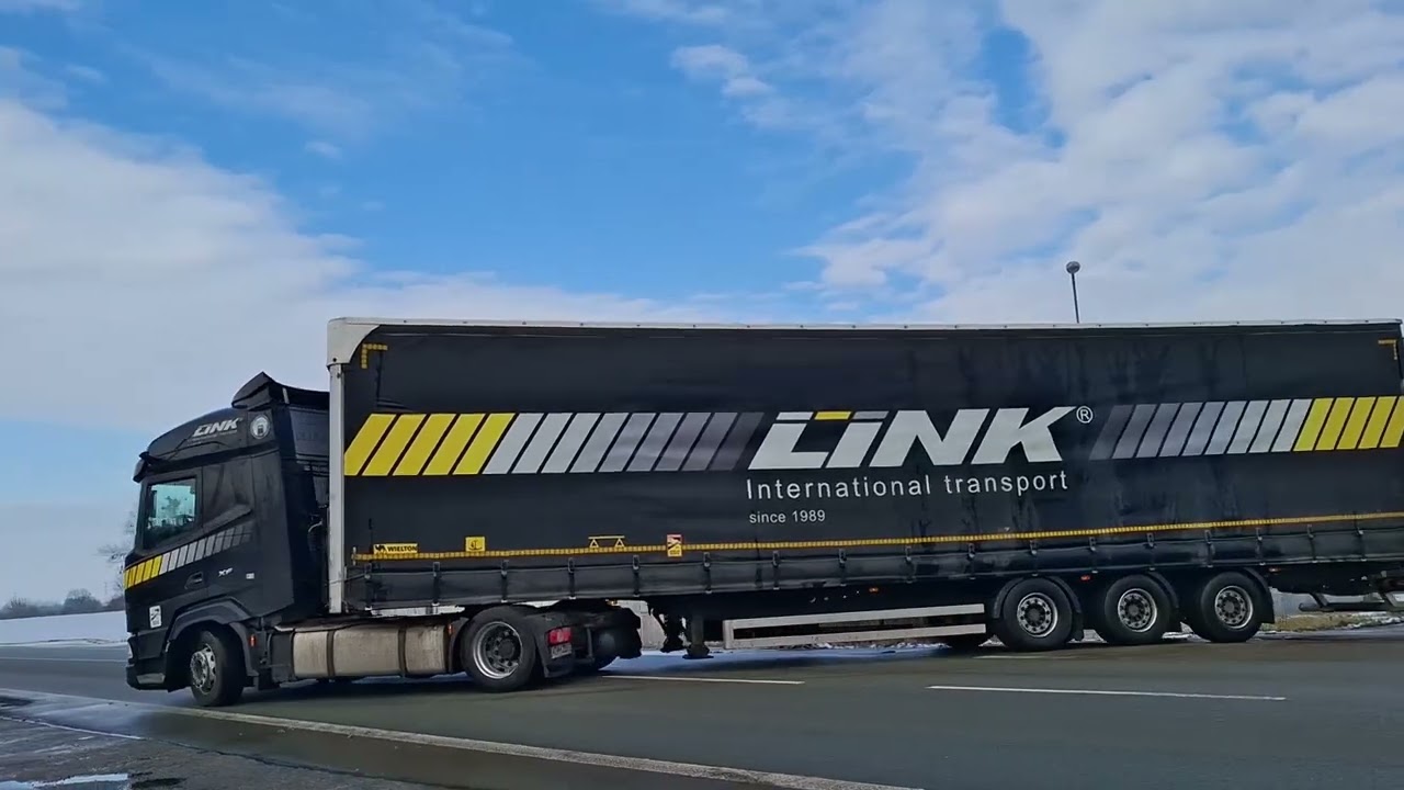 DAF XF LINK International Transport odjíždí z Podivína.