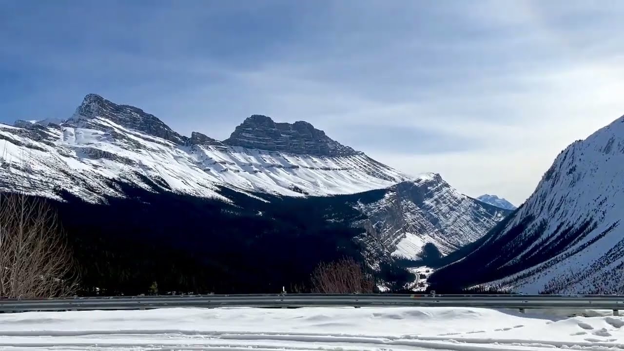 美不停歇在Icefields Parkway冰原公路上 一路開到Jasper，3月初季節變化之際，雪白多了色彩，各座大山身形也更清晰多變，太美啦！也記錄到去年夏天森林大火的無情炭黑——