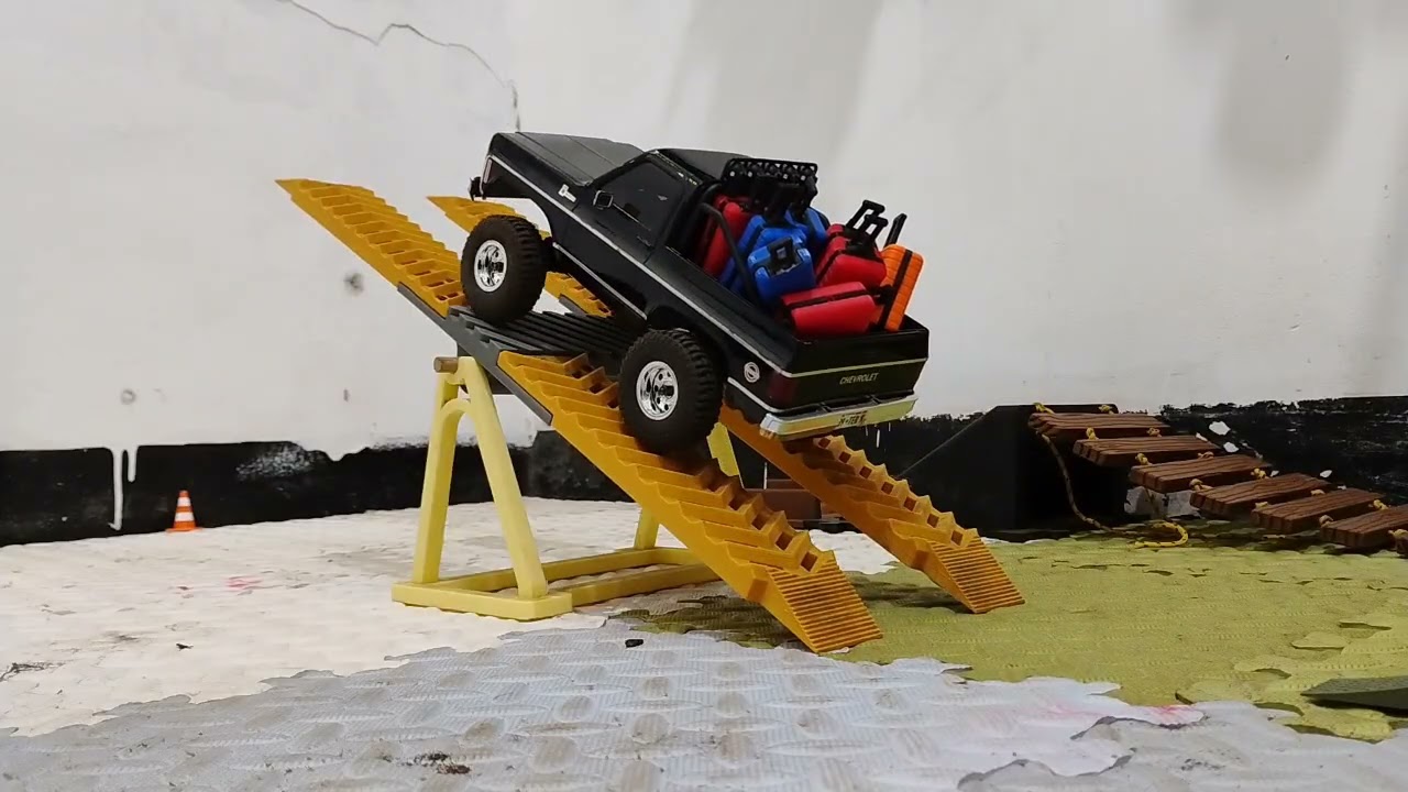RC Chevrolet K5 Blazer FCX10 Carrying a Suitcase 🧳🚙