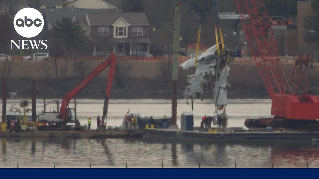 DC plane crash wreckage lifted from Potomac