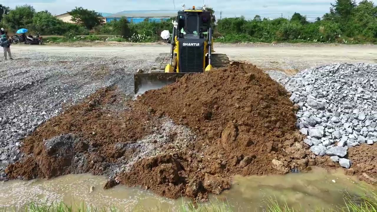 Masterful Control!! SHANTUI Bulldozer Fills Lake with Stone in Deep Water