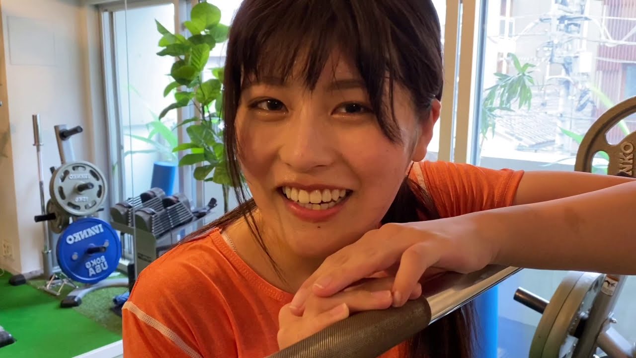 20歳の美女がフルスクワットで限界まで追い込むだけの動画。みんなはちゃんとストリクトにフルスクワットできてる？？？
