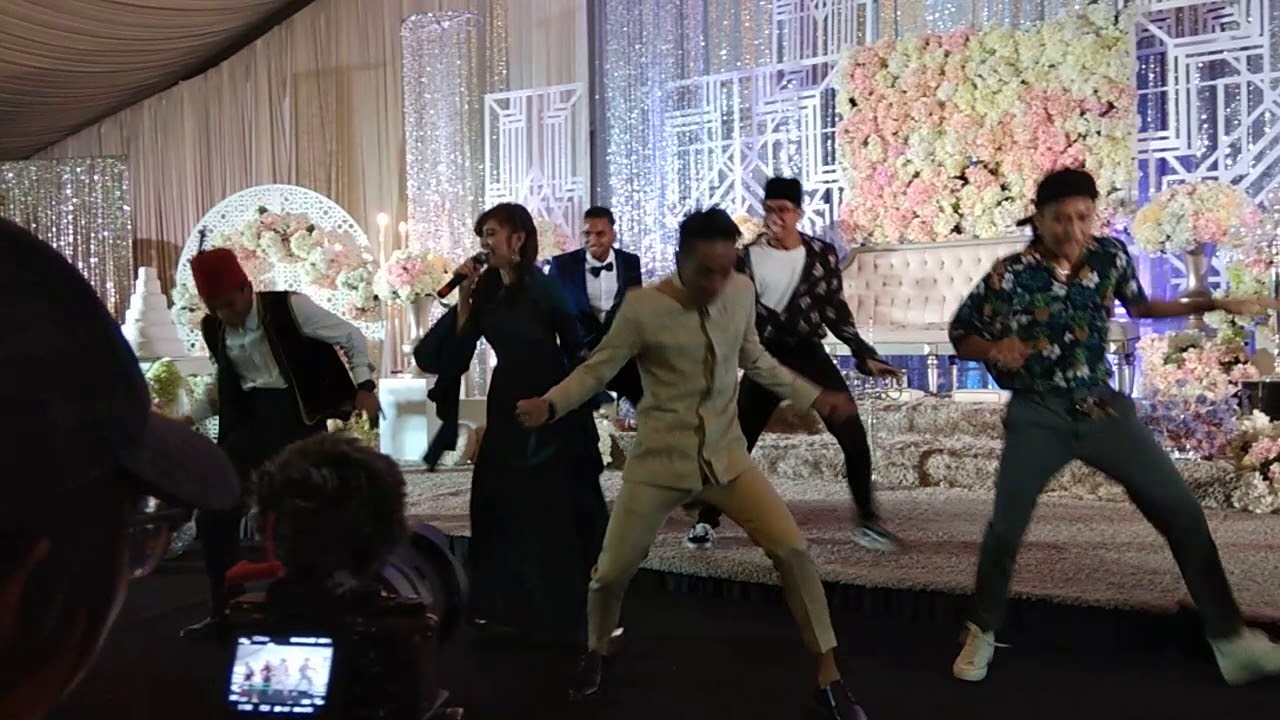 Ayda Jebat buat persembahan istimewa di majlis persandingan.
