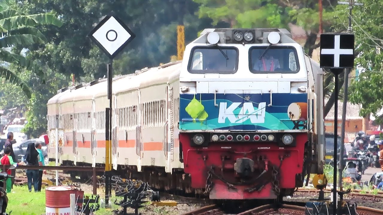 SATU SATUNYA KERETA KE SUKABUMI CIANJUR ! Nonton Kereta Api di Stasiun Sukabumi Terbaru 2022