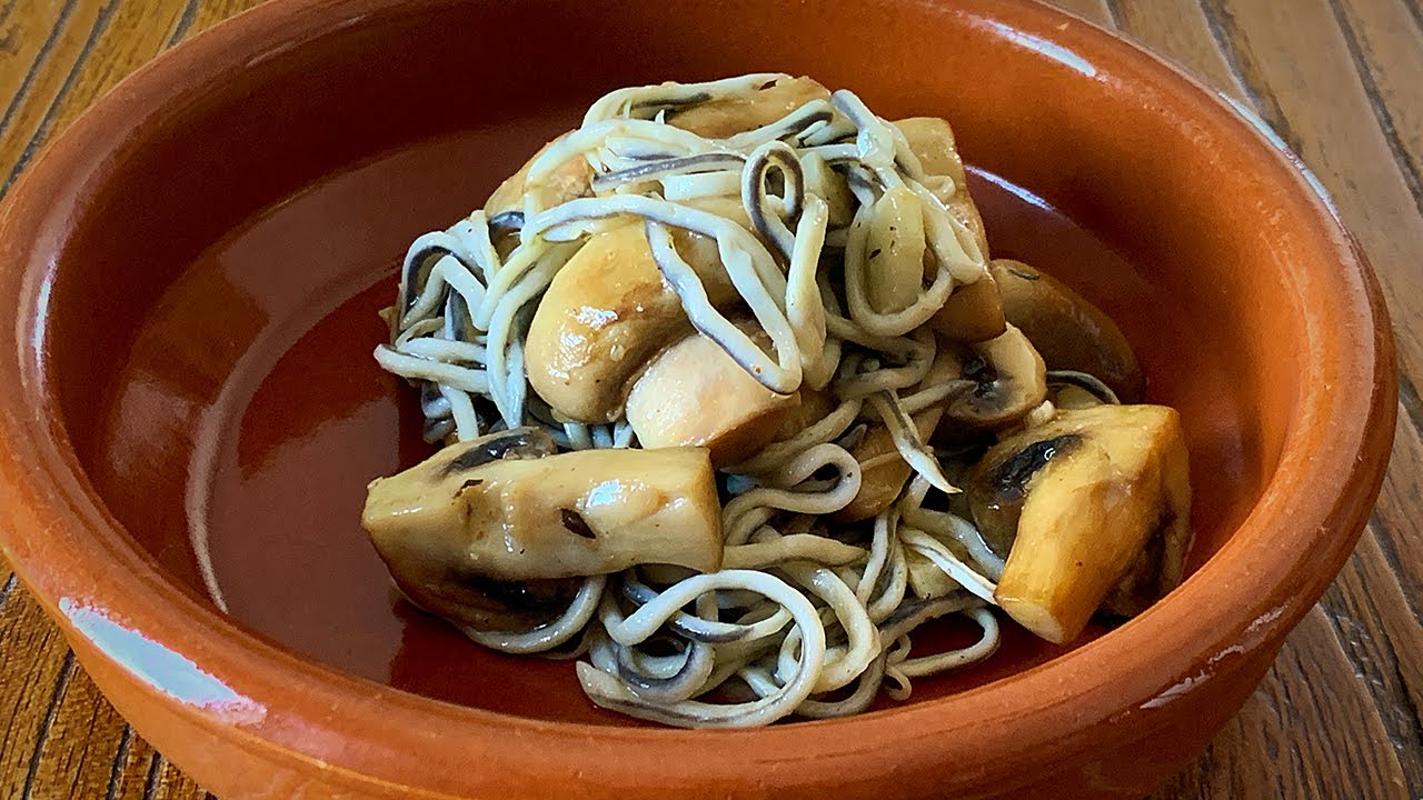 ¡A tapear! Gulas con champiñones al ajillo