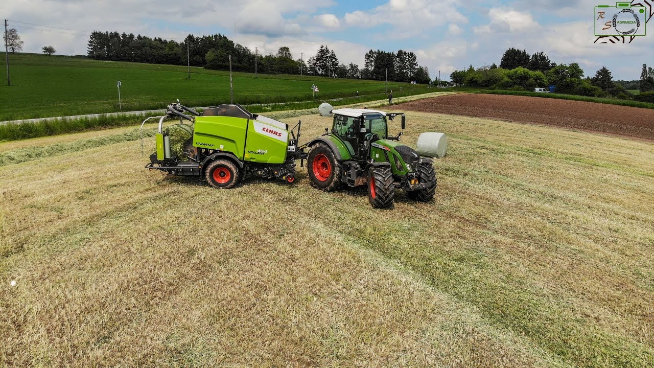 Fendt 724 Vario S4 mit Claas Rollant 454 Uniwrap an GPS Ballen pressen