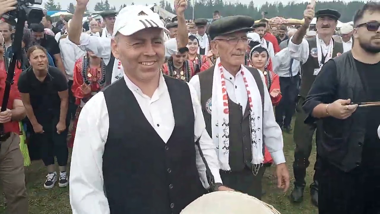  Kayabaşı yayla şenlik alanına davul zurna eşliğinde ısınma turu Kayabaşı yayla şenliği 2025