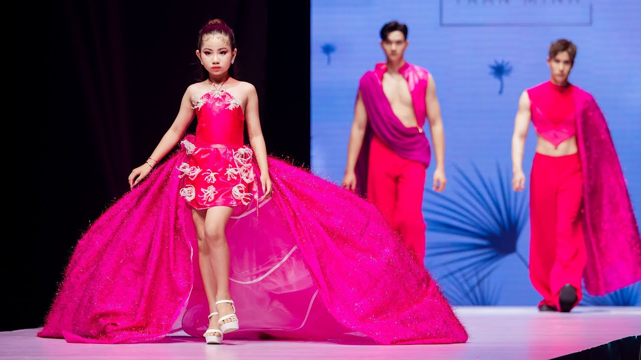 Mẫu nhí catwalk đầy thần thái như 'hoa bồ công anh bay trong gió' trên sàn diễn | NTK Trần Minh