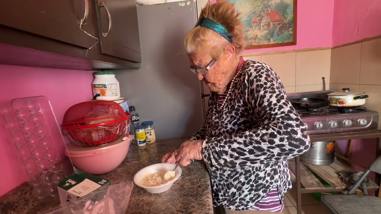 Do&ntilde;a Beba desayunando pinole con leche y az&uacute;car
