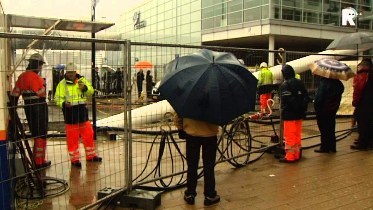 Pijpleiding onder Katendrecht door getrokken