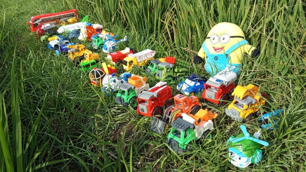 mencari mainan anak bersama minion, robocar poli bus tayo truk damkar pesawat tempur truk beko keruk