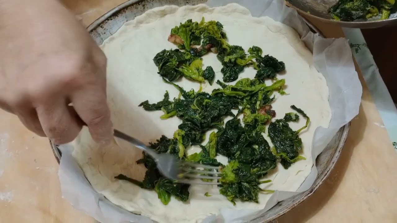 Pizza rustica senza lievito ripiena di broccoletti, saporita e fragrante che cattura il palato😊