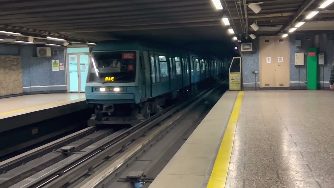 Metro De Santiago | NS-93 N2082 en Los Heroes