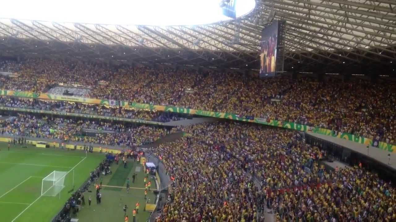 Fifa corta hino nacional no meio e torcida continua cantando até o fim...