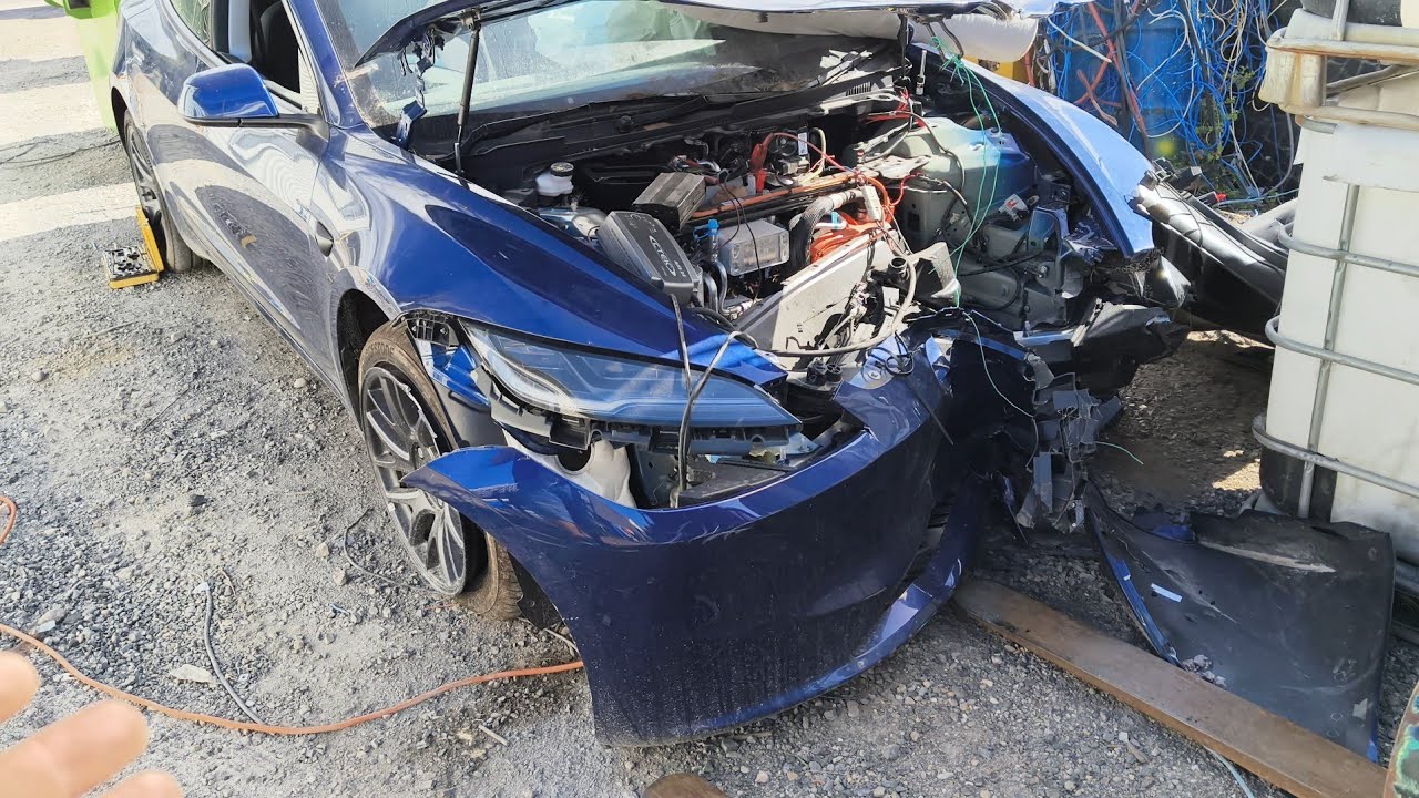 У нас теперь две Tesla Model 3. Прибыла сломанная Highland.