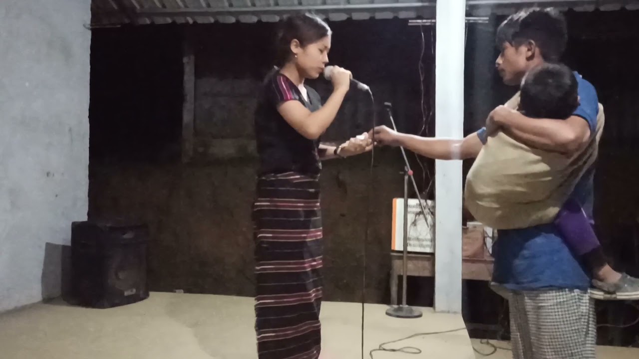 Esther Rotlingmâwi Thiek(Phaipui PYA mihrâng hla) Live perform at phaipui. Hmar martyrs day live.