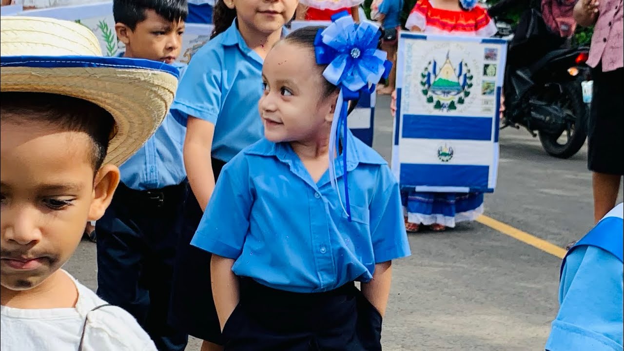Niña de 4 años diciendo la oración ala bandera salvadoreña completa 😱