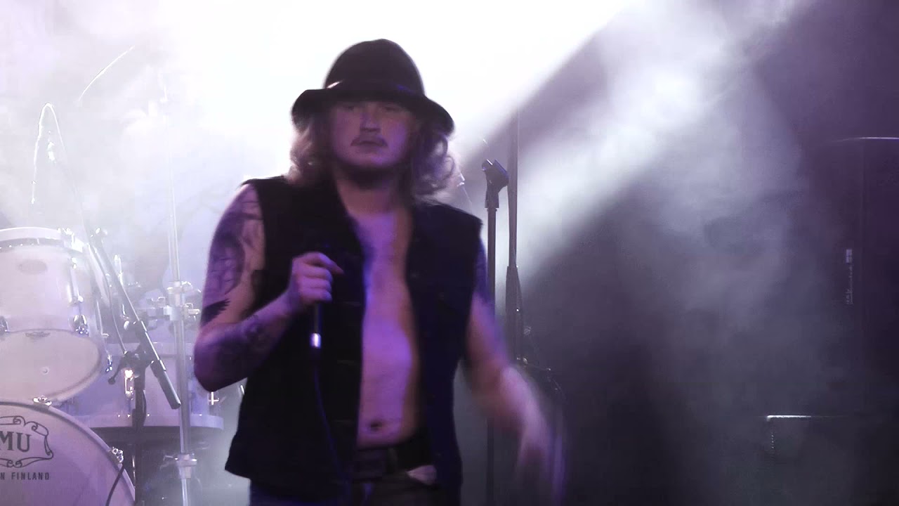 AC/DC tribute band Dirty Deeds Indeed &ndash; Jailbreak (live at Tanssisali Lutakko 2021)