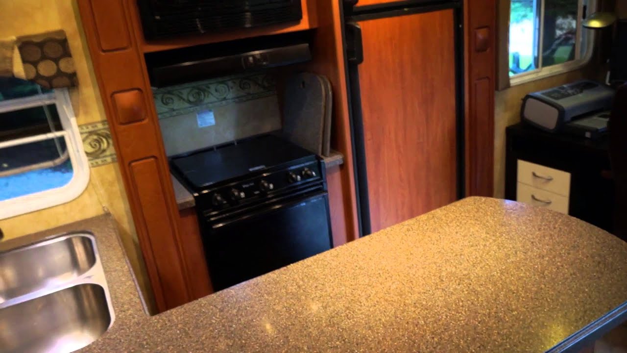 2010 Cyclone 3850 Toyhauler Fifthwheel 40' 12' garage