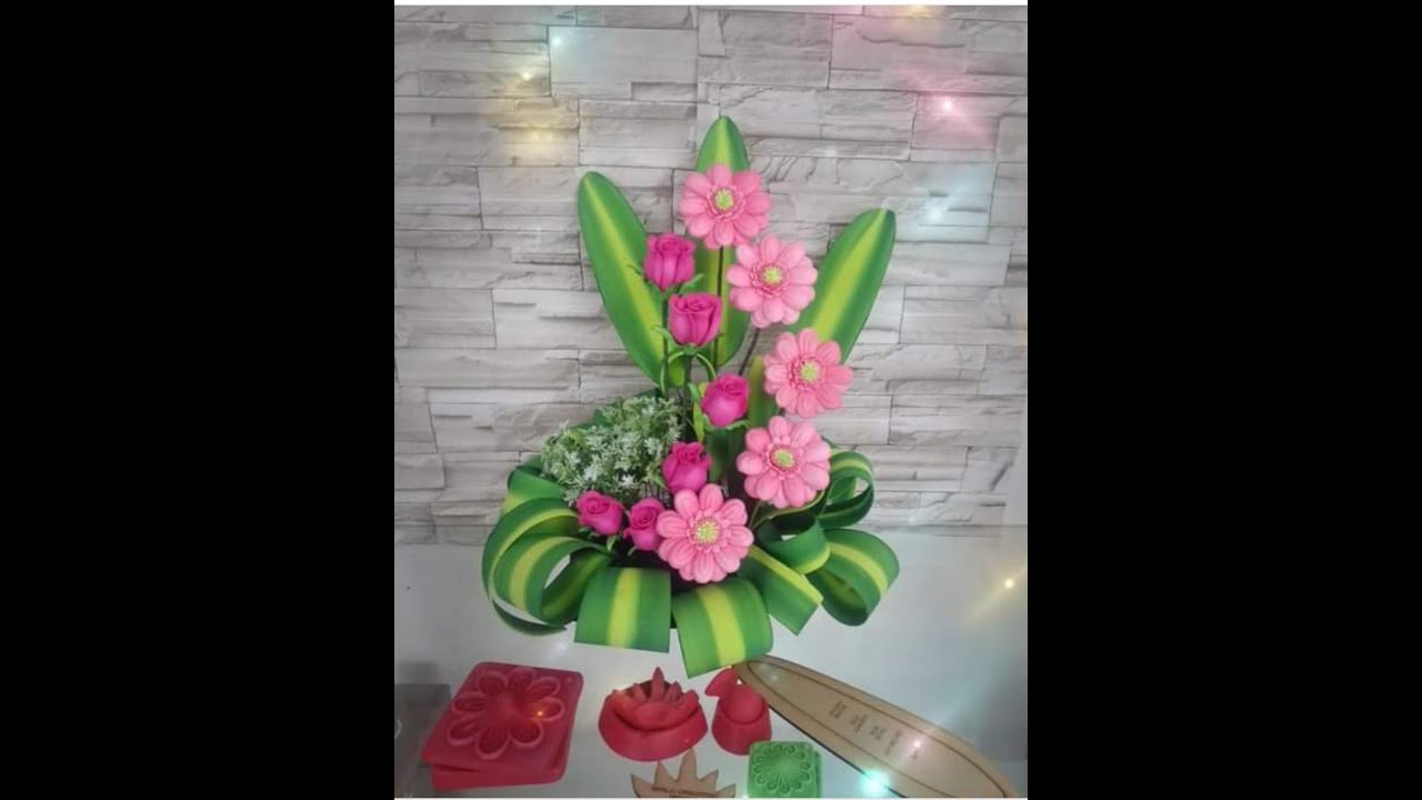 arreglo de Gerbera, botón de rosas y hoja maicera