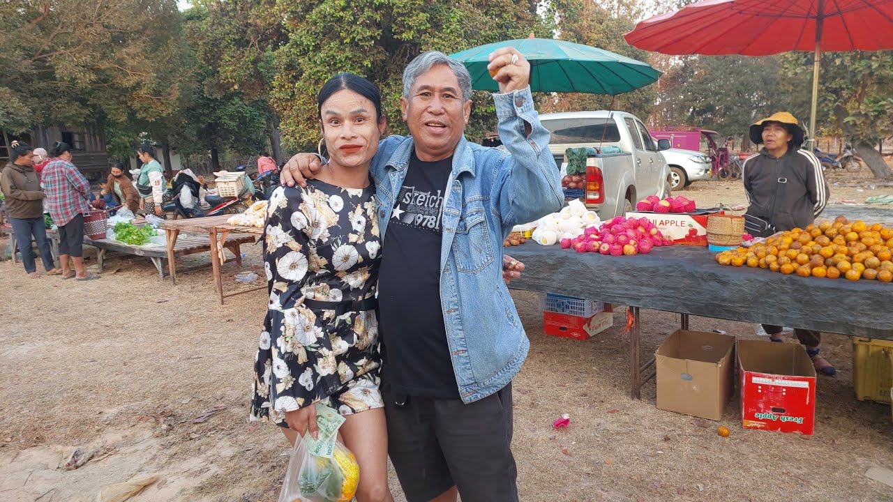 นานแล้วที่ไม่ได้แต่งตัวสวยมาเดินตลาดเป็นเขิน