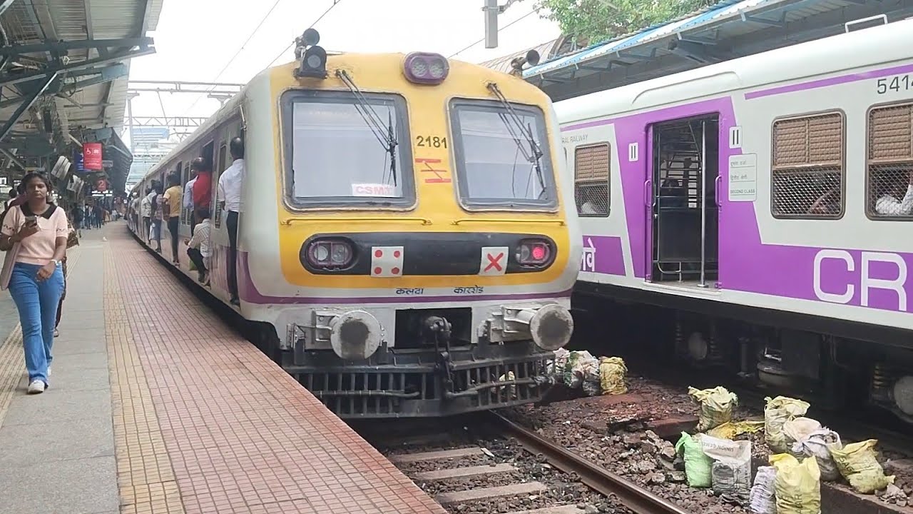 Indian railways station rush public travel to local train video | Mumbai local train video latest